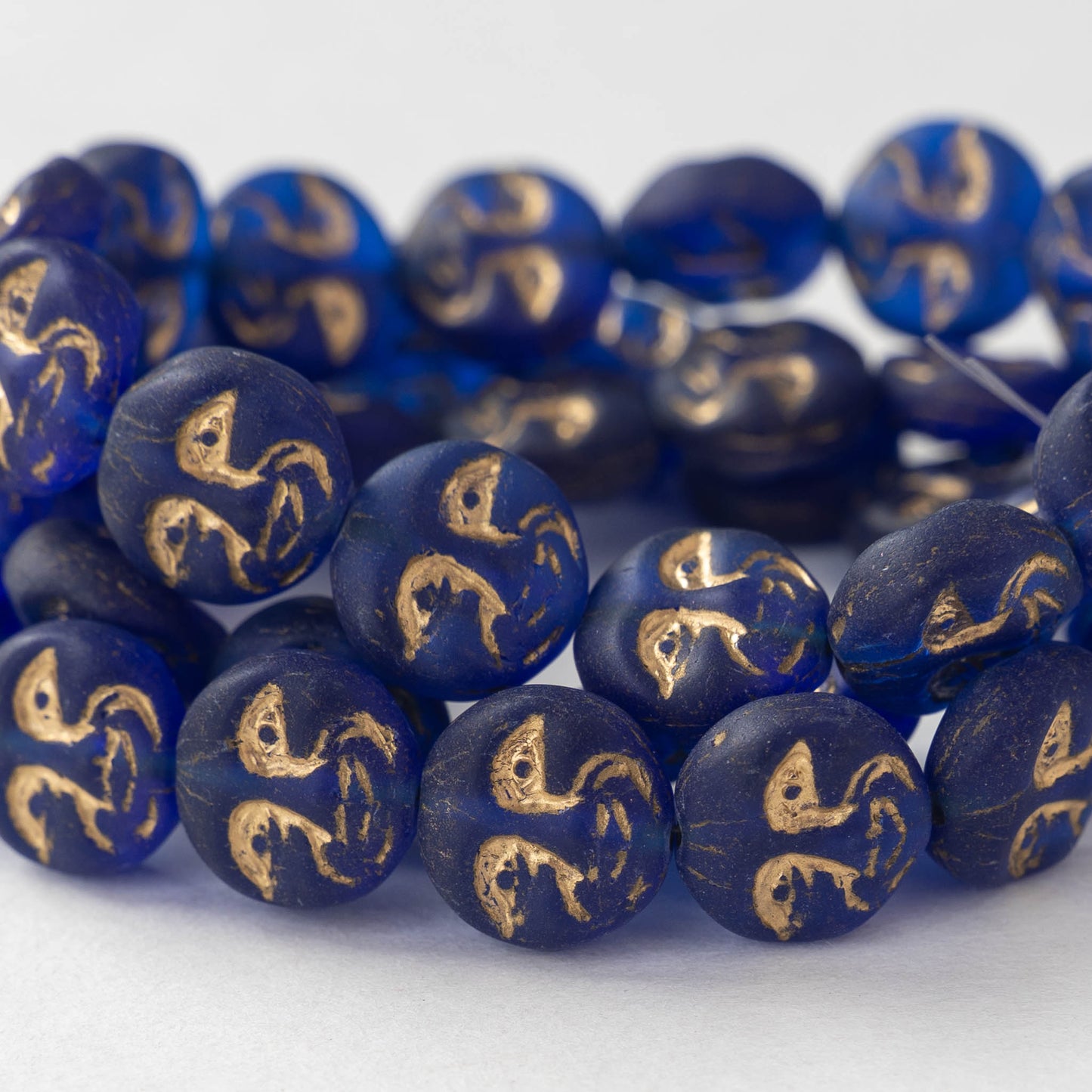 Load image into Gallery viewer, 13mm Glass  Moon Coin - Navy Blue with Gold Wash - 15 beads
