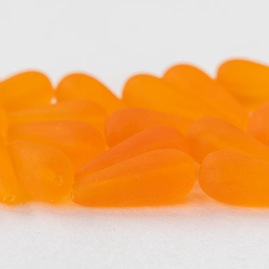 Load image into Gallery viewer, 9x20mm Glass Teardrops - Orange hyacinth - 20 beads
