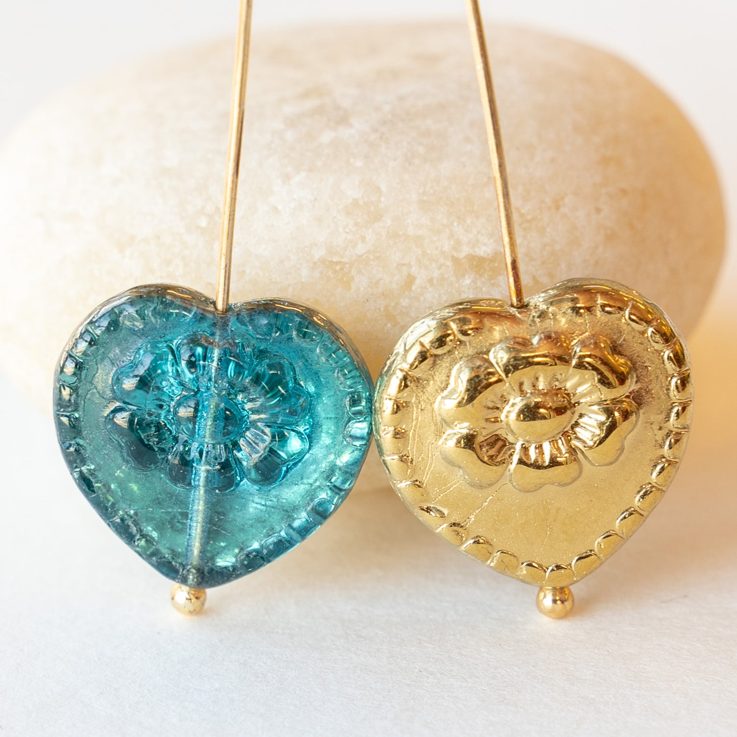 Load image into Gallery viewer, 17mm Glass Heart Beads -  Aqua Gold - 4 or 12
