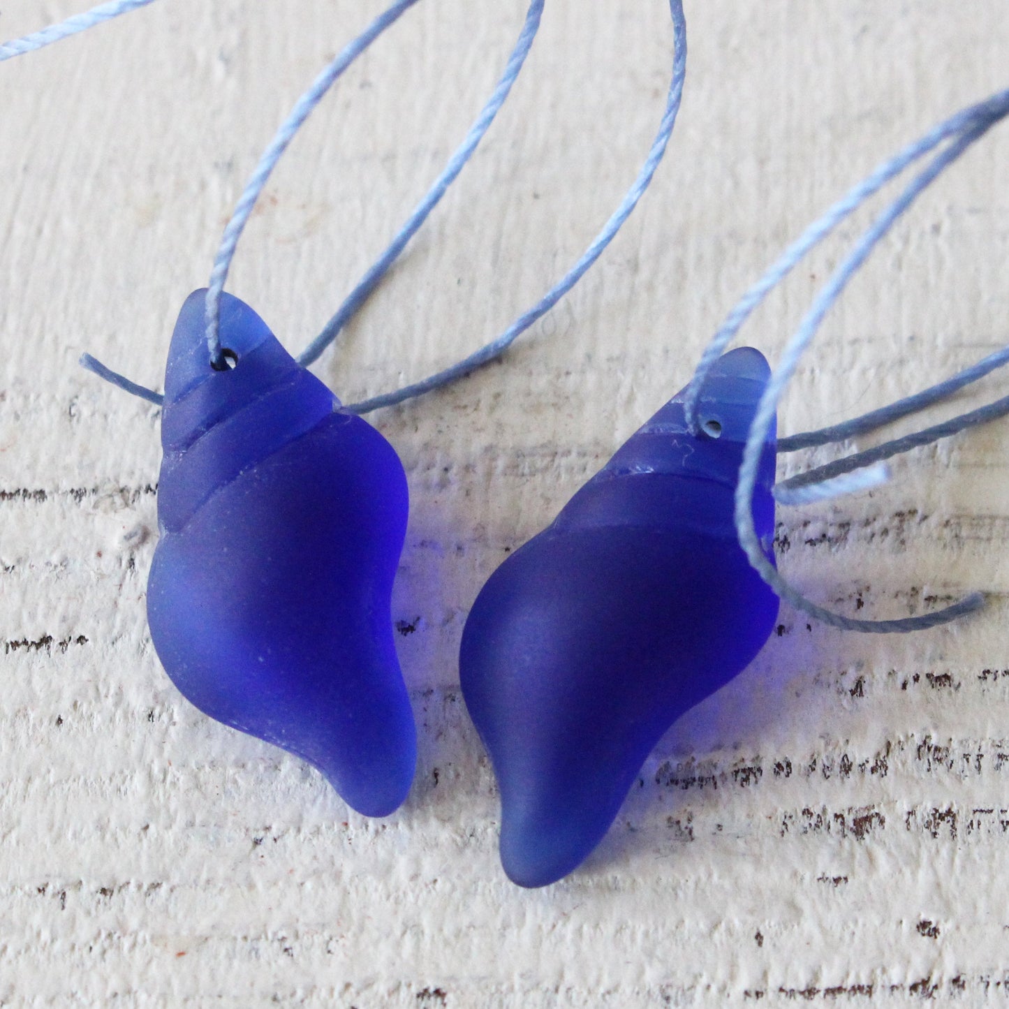 Load image into Gallery viewer, 12x26mm Frosted Glass Conch Shell Beads - Cobalt Blue - 2 Beads

