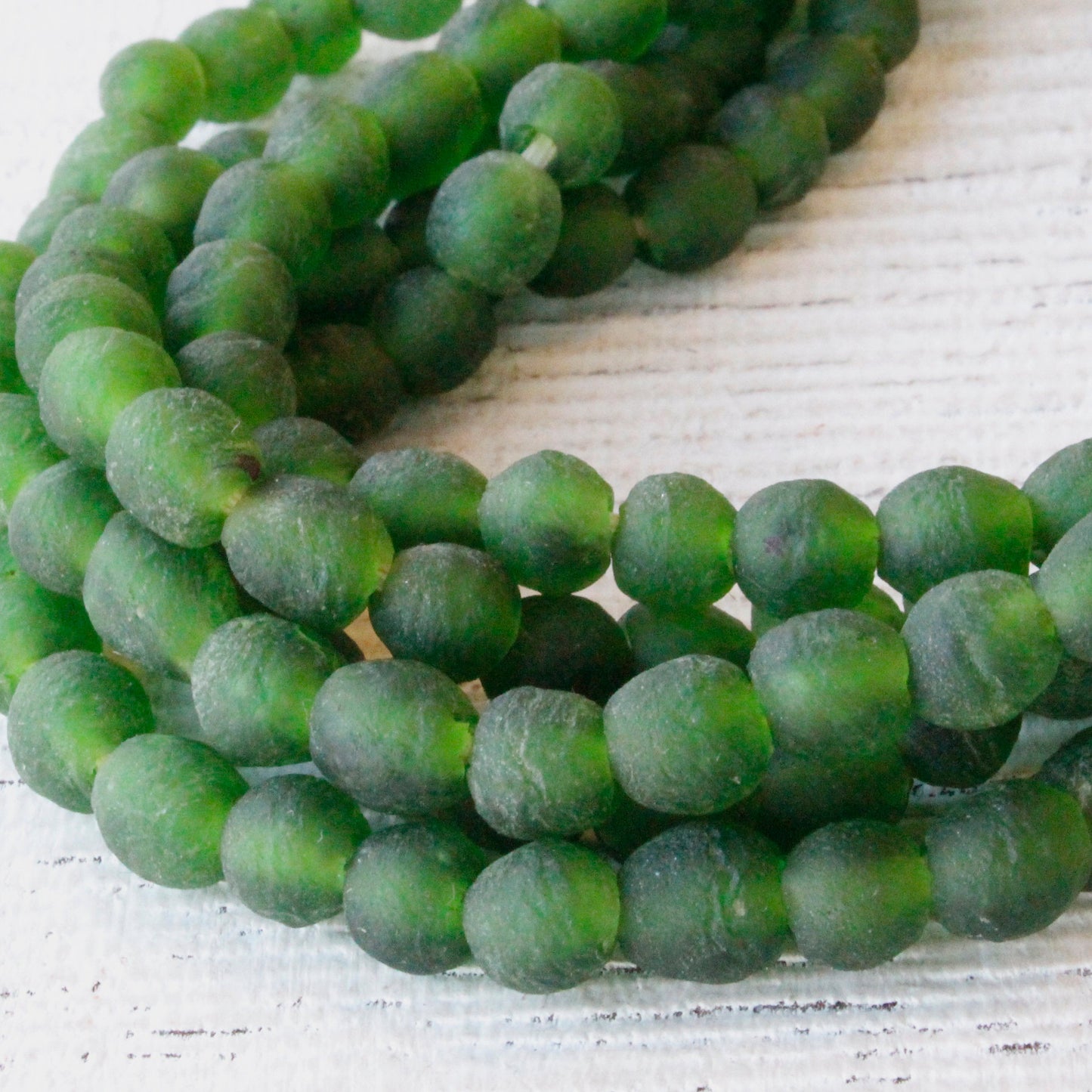 Load image into Gallery viewer, Round Glass Beads - 10-11mm - Green - 20 Inches
